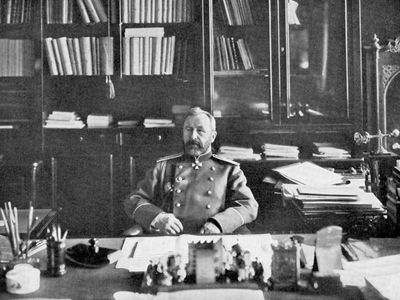 Aleksey Kuropatkin in his library, 1904/05.