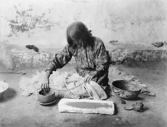 Edward S. Curtis: Zuni Potter