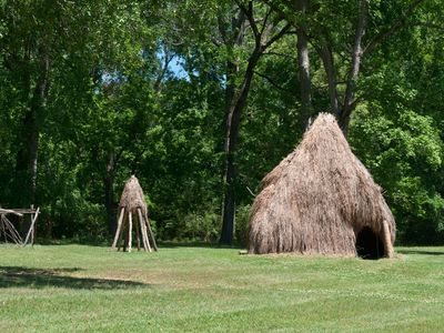 Natchez house and granary