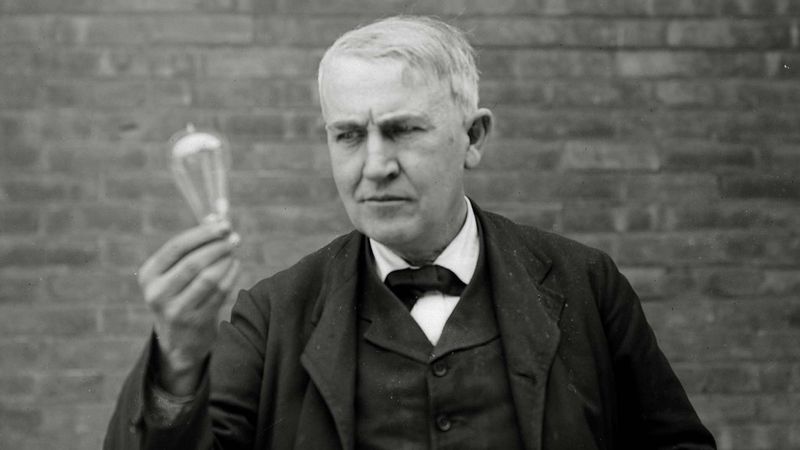 Did You Know? Who really invented the light bulb? Thomas Alva Edison's invention of the lightbulb in 1879 was actually the last step in a process that took nearly a century and relied heavily on the work of previous inventors like Humphry Davy, Warren de la Rue, William Staite, and Joseph Swan.